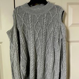 Grey sweater with shoulders openings.